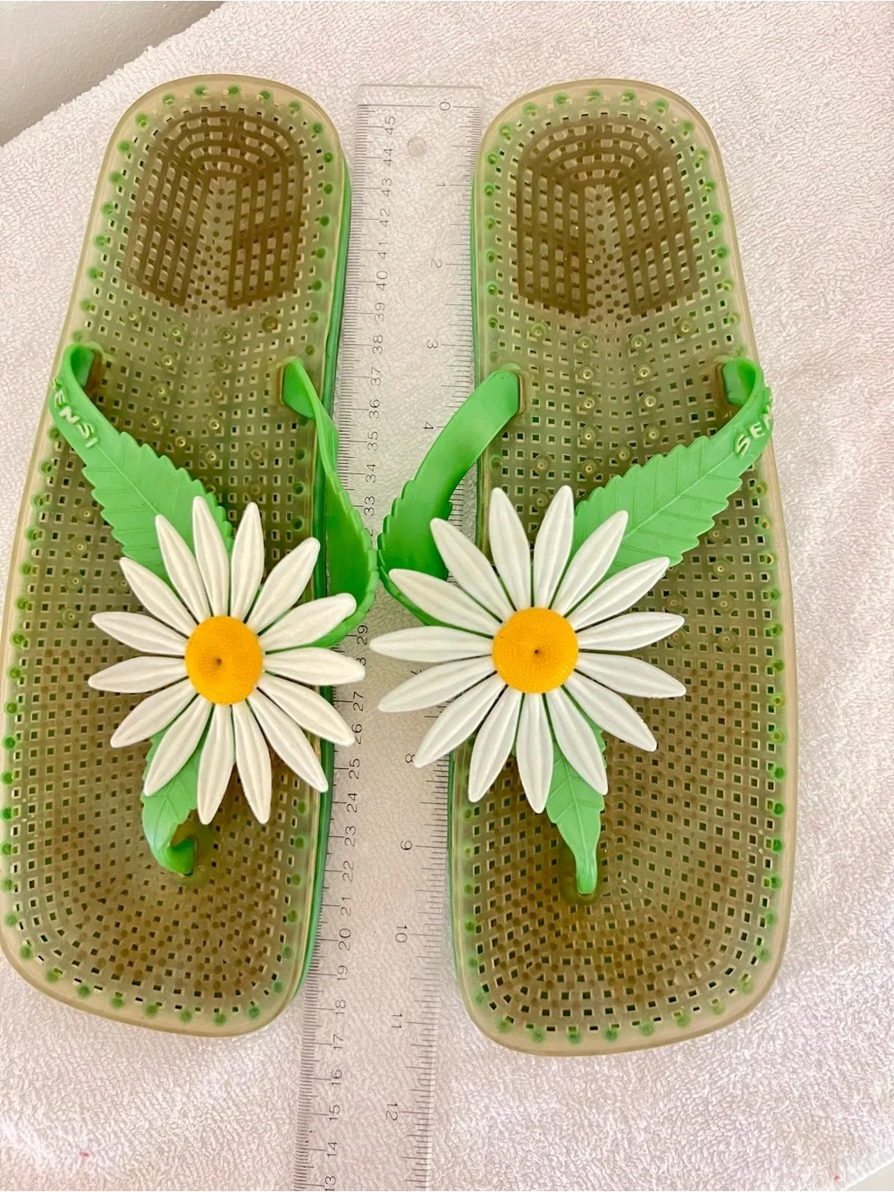 1970’s Vintage Daisy Flip Flop Sandals